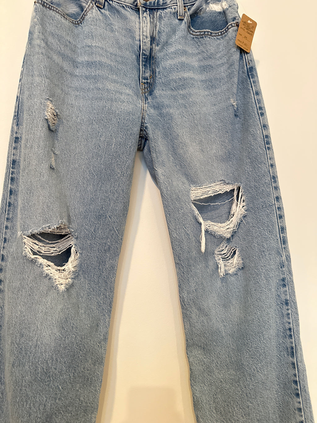 Levi’s Light Wash Distressed Dad Jeans 29