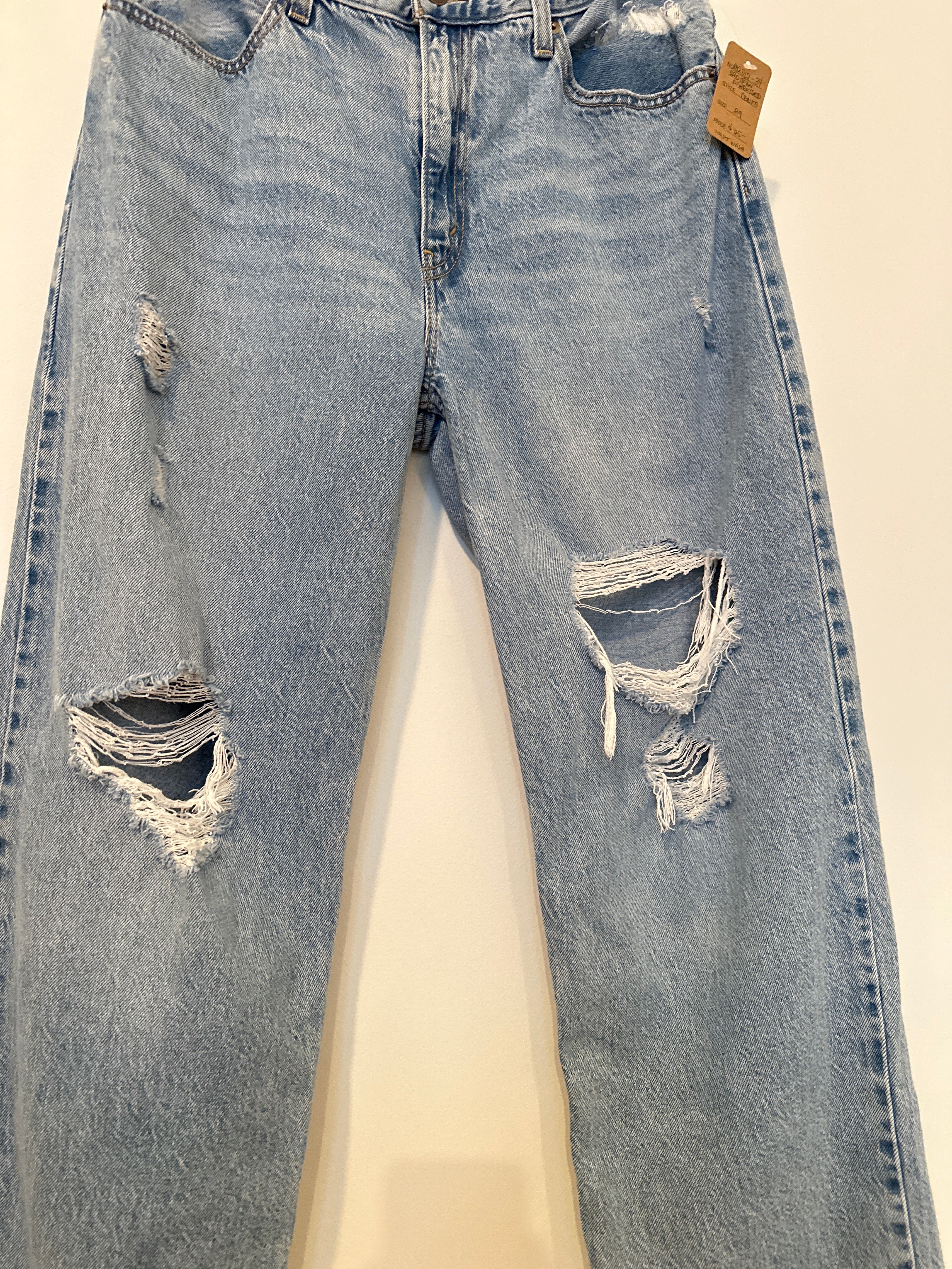 Levi’s Light Wash Distressed Dad Jeans 29