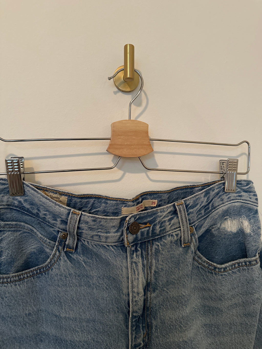 Levi’s Light Wash Distressed Dad Jeans 29