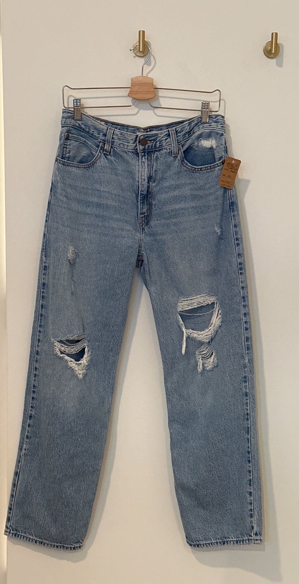 Levi’s Light Wash Distressed Dad Jeans 29