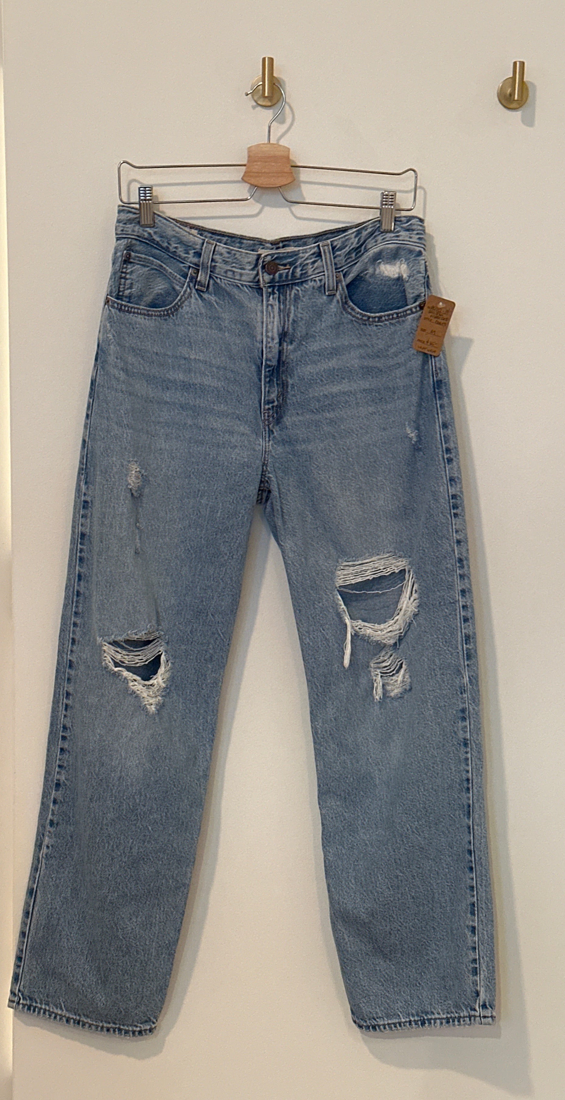 Levi’s Light Wash Distressed Dad Jeans 29