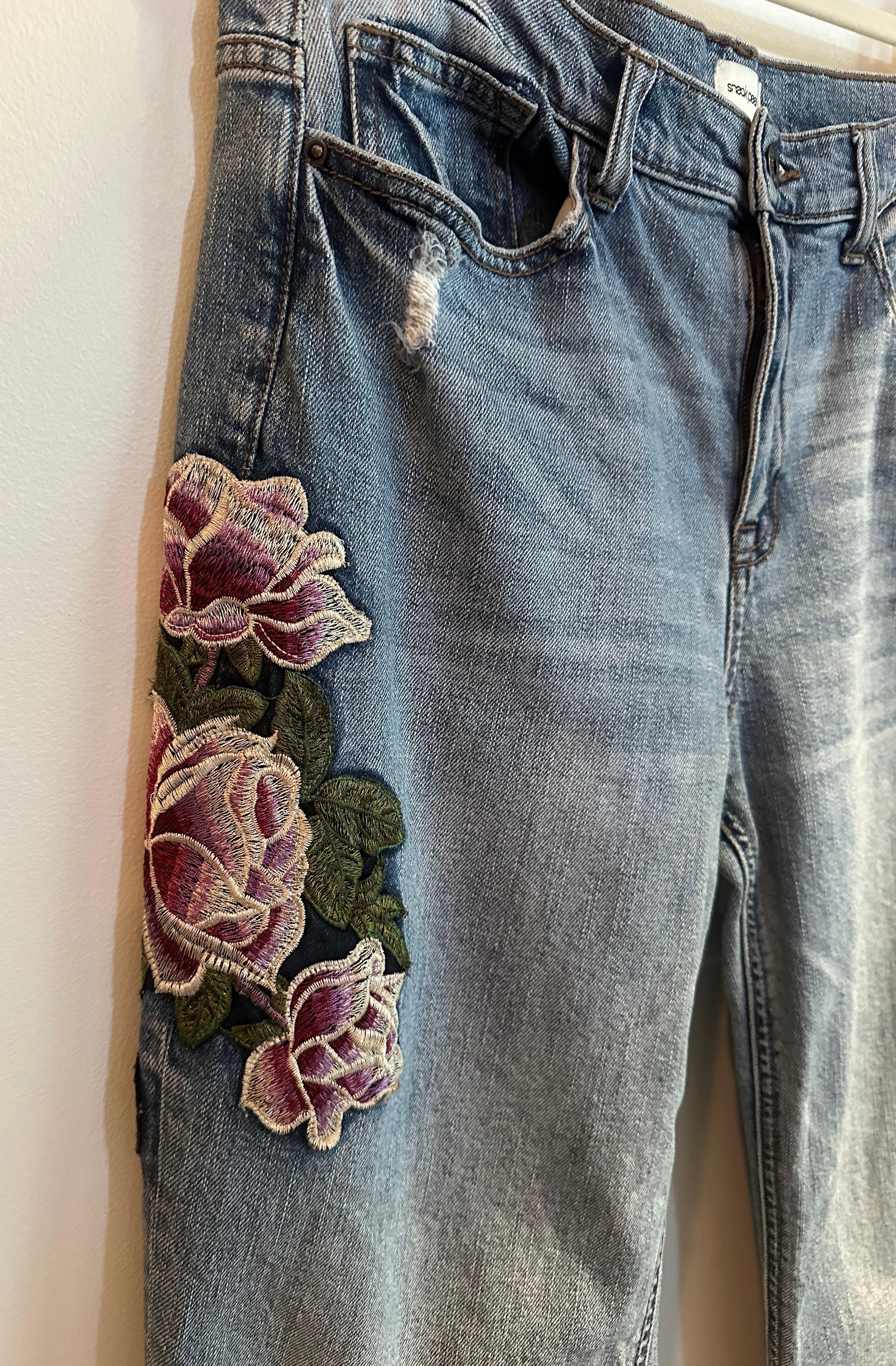 Romantic Floral Embroidered High-Rise Jeans — Size 13/32