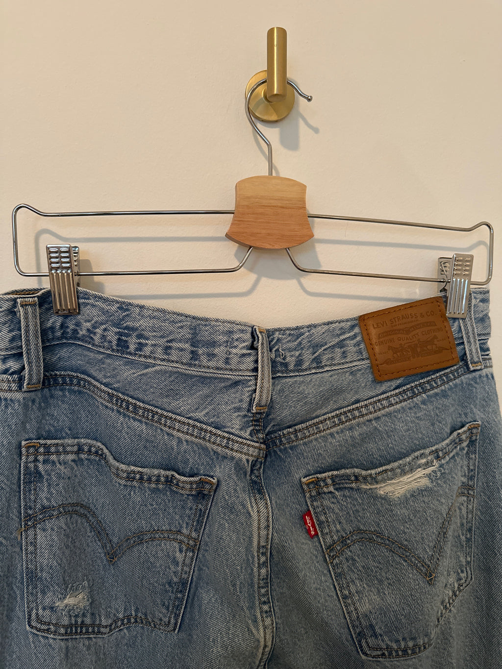 Levi’s Light Wash Distressed Dad Jeans 29