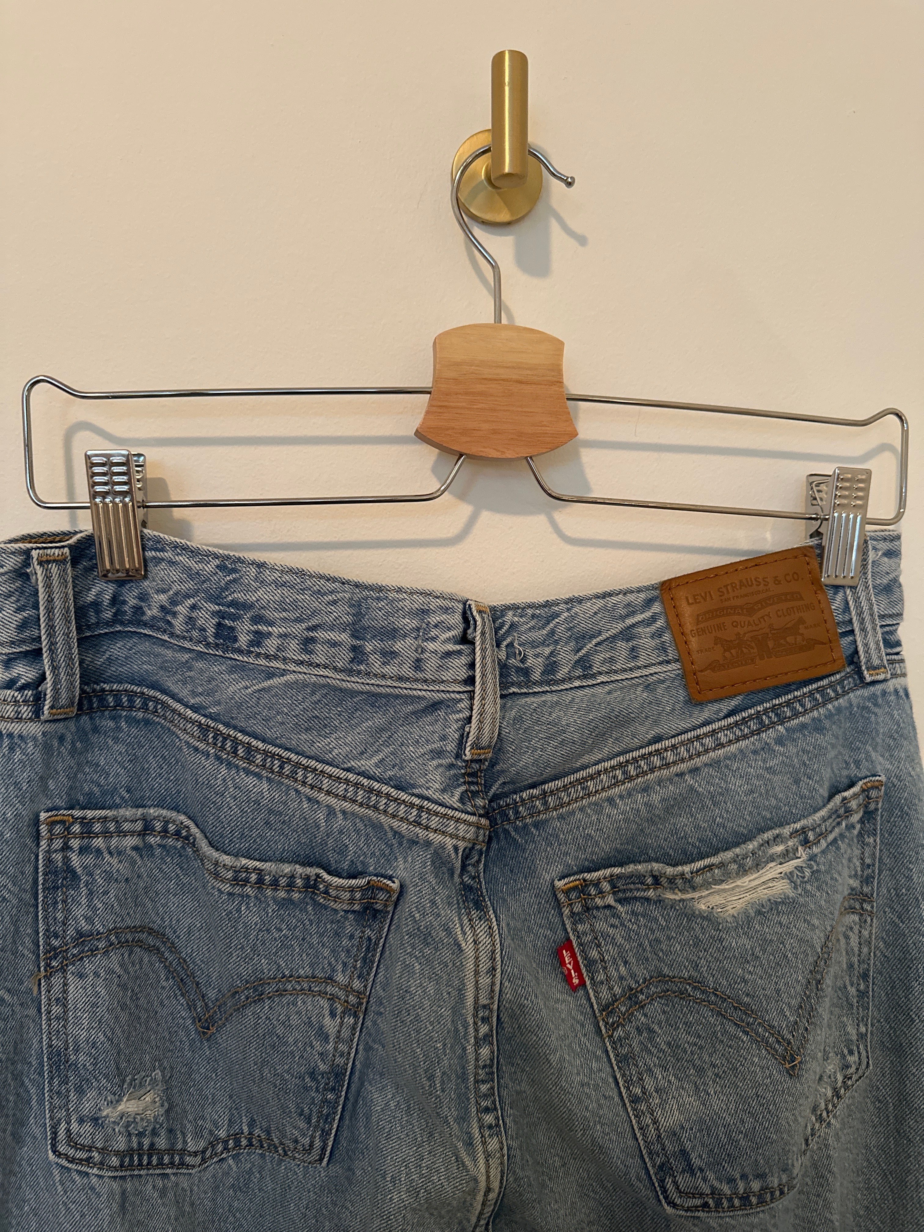 Levi’s Light Wash Distressed Dad Jeans 29