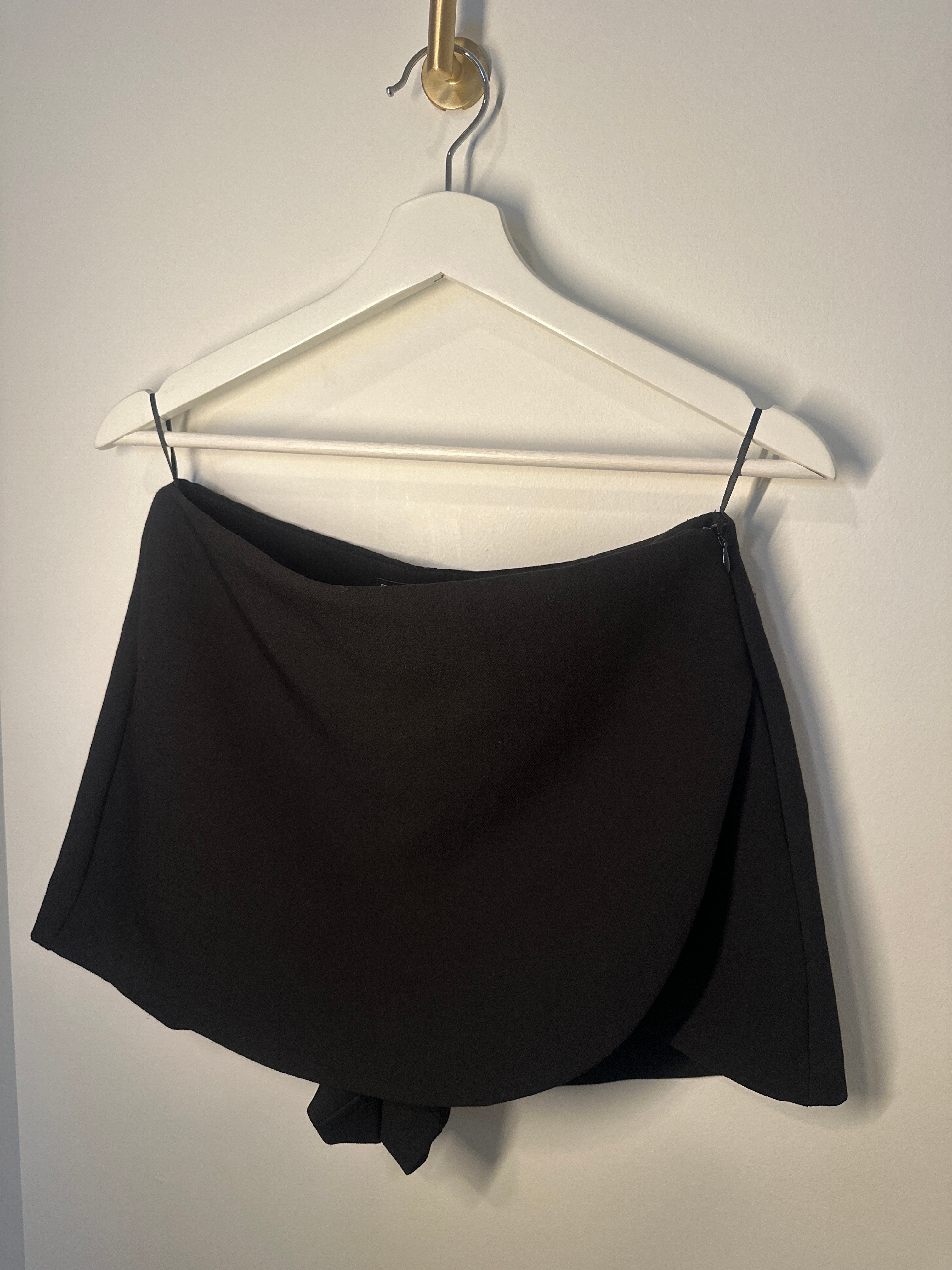 ZARA Mid-rise Black Skort.  Side Hidden zipper closure.