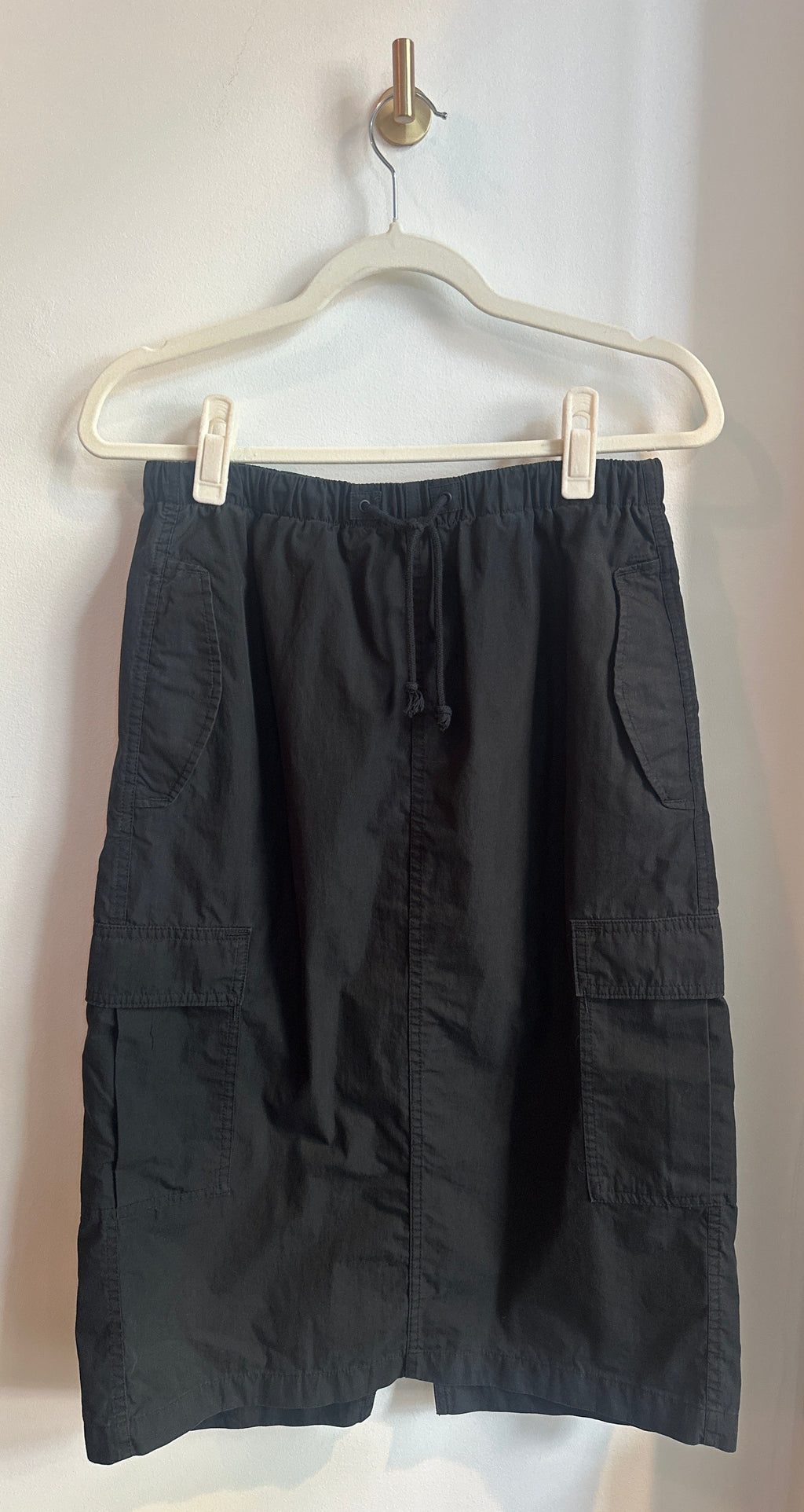 TNA (Aritzia) Utility Cargo Midi Skirt – Black — Size S
