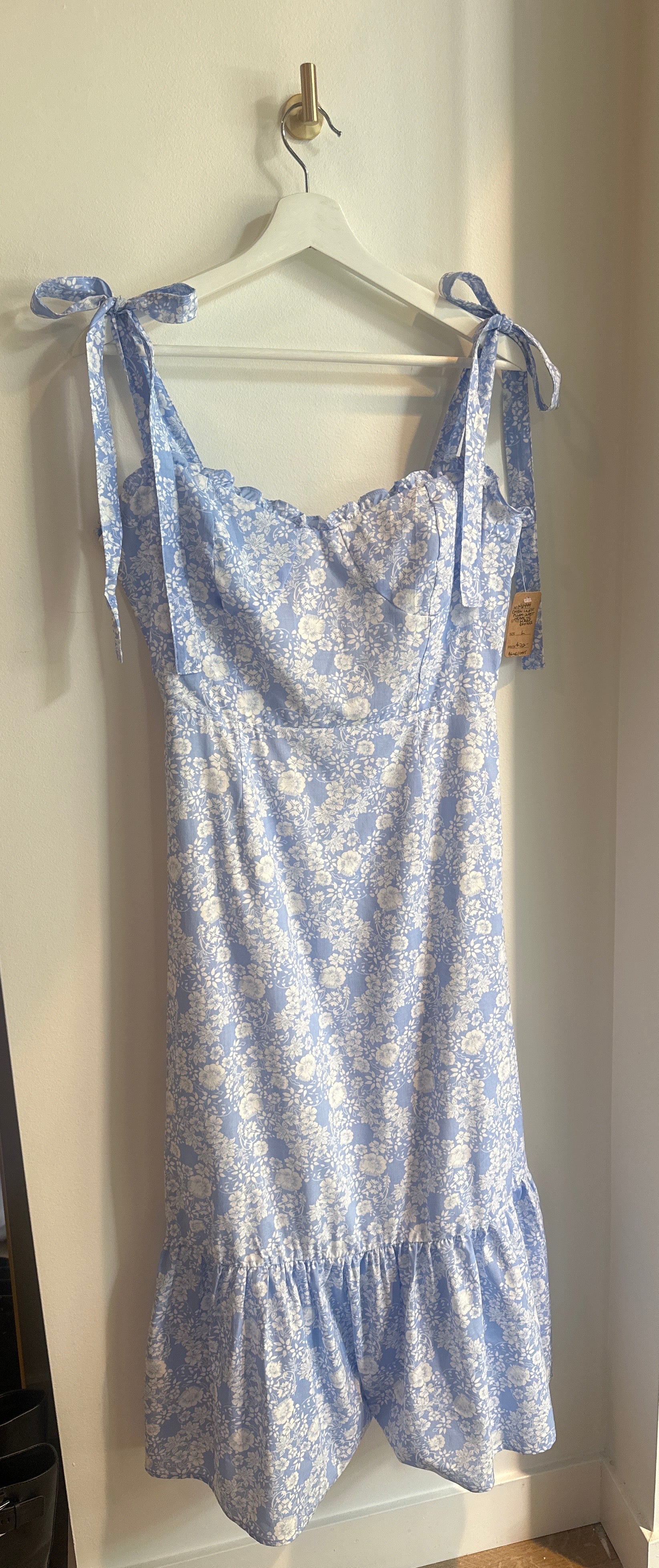 PRIV Tie-Shoulder Floral Midi Dress
Light Blue Floral | Size Large