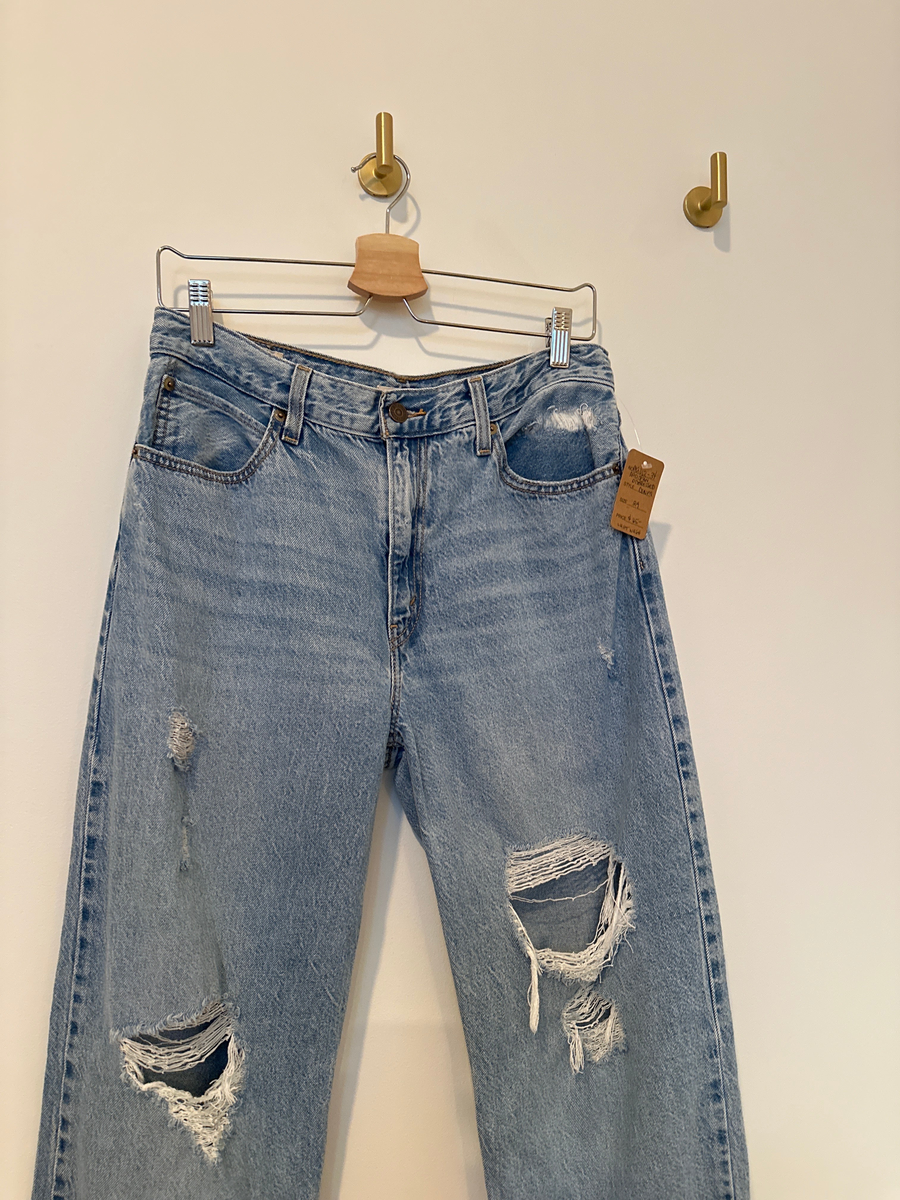 Levi’s Light Wash Distressed Dad Jeans 29