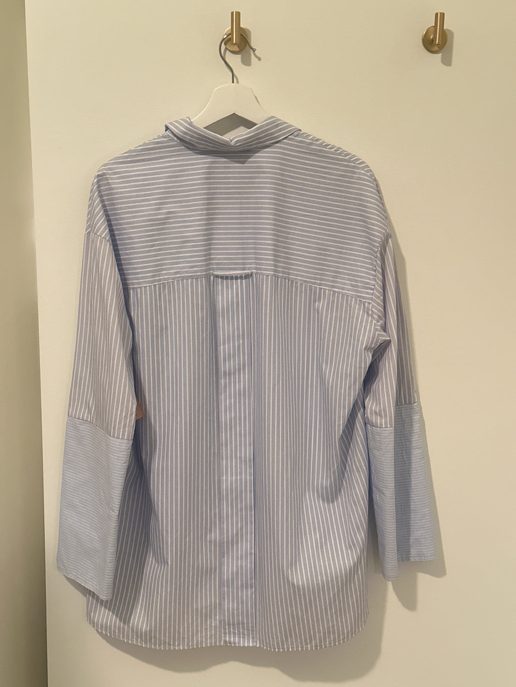 ZARA Over Sized Shirt Tail Style Exagerated Contrasting Turn Back Cuff Shirt