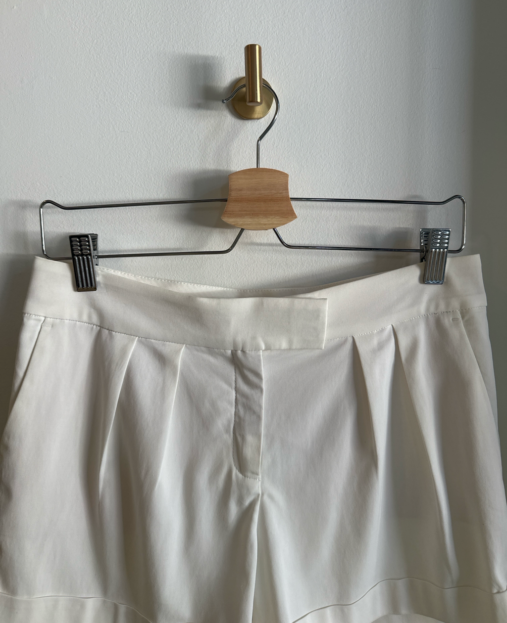 Allen Schwartz Cream Tailored Shorts | Size 2