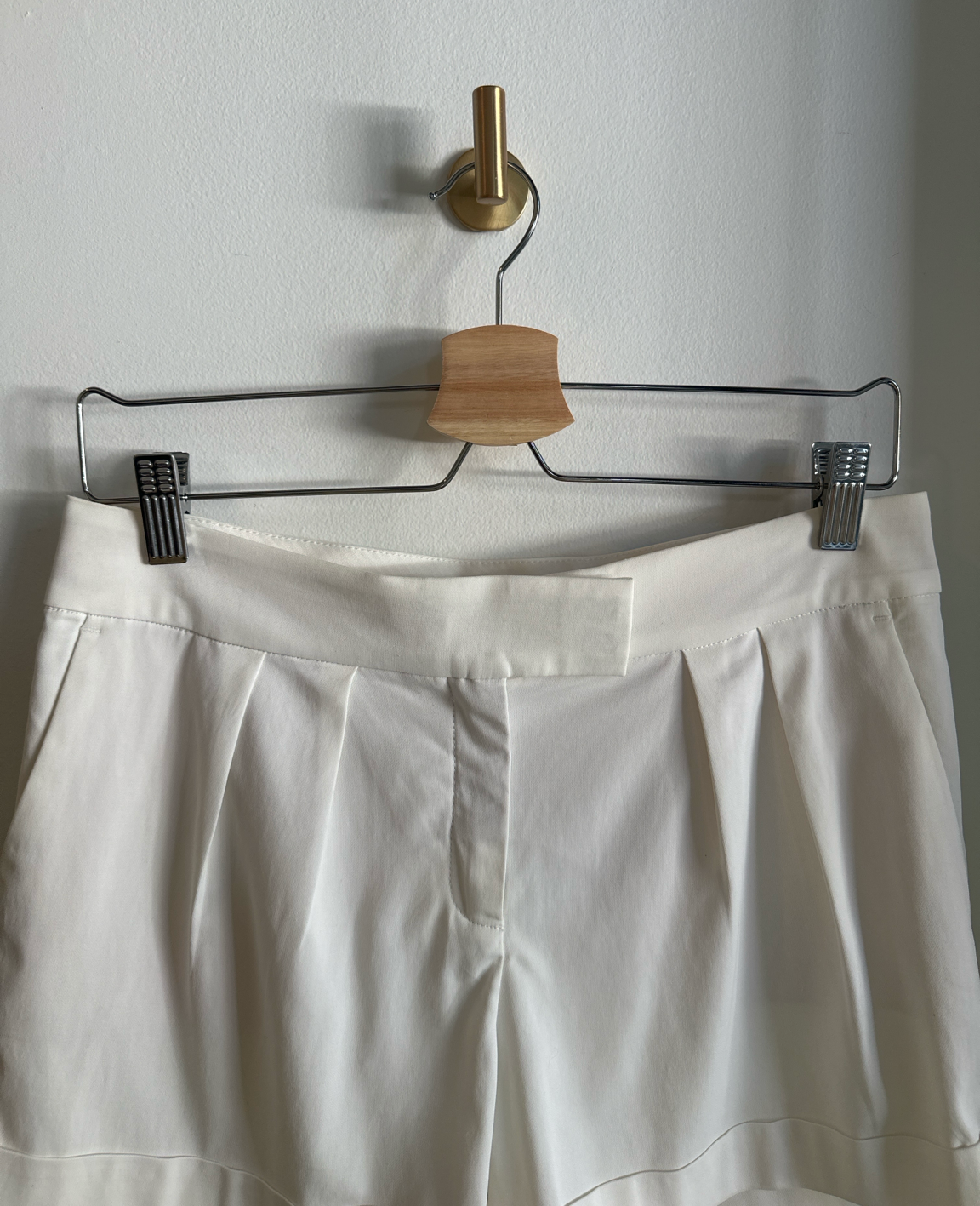 Allen Schwartz Cream Tailored Shorts | Size 2