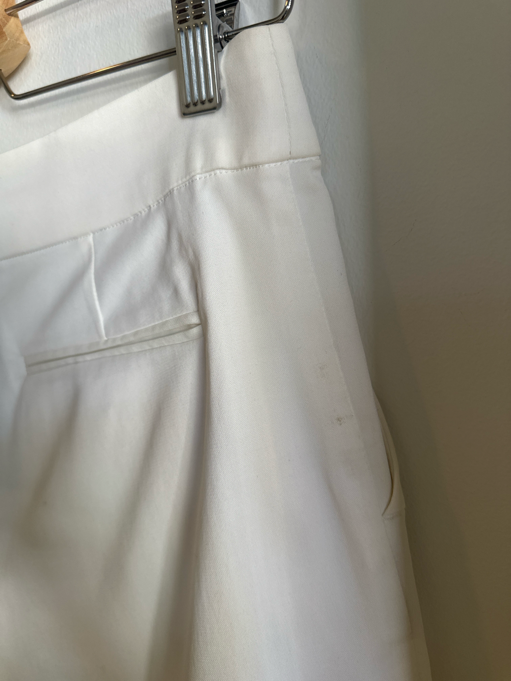 Allen Schwartz Cream Tailored Shorts | Size 2